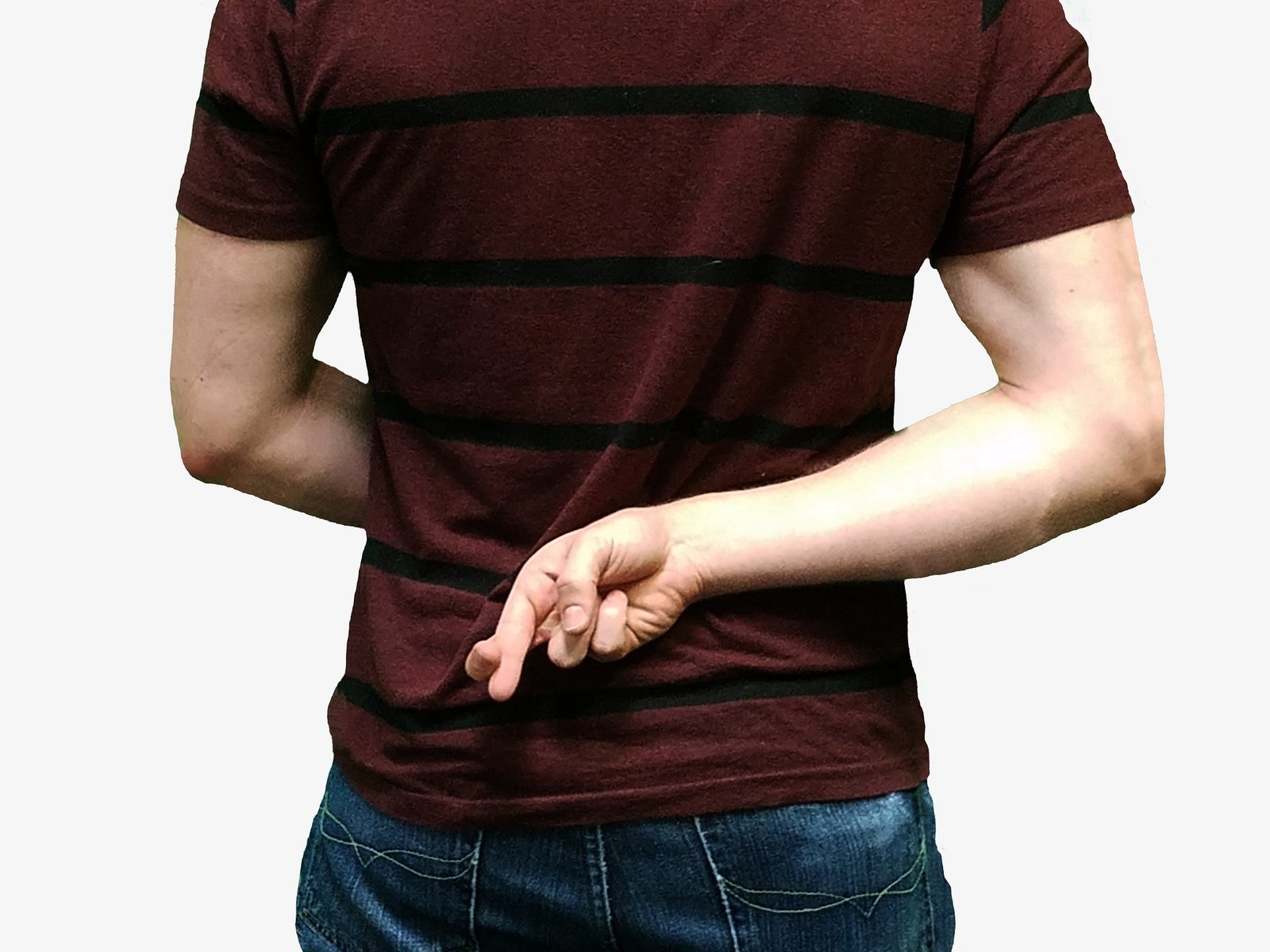 hombre con playera roja, cruzando los dedos