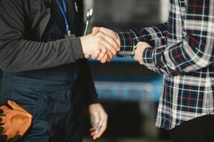 manos de hombres estrechando la mano